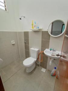 bagno con servizi igienici e lavandino di Ros Residence ad Ayer Keroh