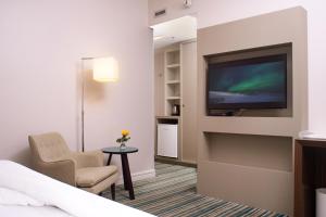 Uma TV ou centro de entretenimento em Holiday Inn Belo Horizonte Savassi, an IHG Hotel
