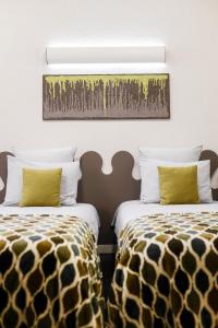 duas camas sentadas uma ao lado da outra num quarto em Nice Euapartments in the center em Hrodna