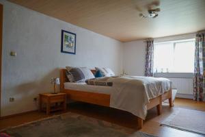een slaapkamer met een bed en een groot raam bij Ferienwohnung Köck in Lalling