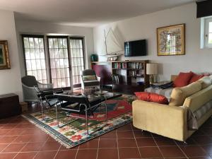 a living room with a couch and a table at Villa Cà bianca in Torri del Benaco