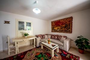 salon z kanapą i stołem w obiekcie Guest House Garden w Gjirokastrze +24 zdjęcia