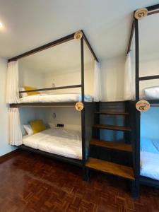 Двухъярусная кровать или двухъярусные кровати в номере บ้านในกาด-ที่พักน่าน โรงแรมน่าน เที่ยวน่าน