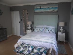 Beach House On 18p Repens في خليج موسيل: غرفة نوم بسرير وصورة على الحائط