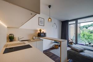Kuchyň nebo kuchyňský kout v ubytování Homy Apartments