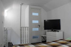 希姆基的住宿－U Istoka Homestay，一间带电视的卧室和一扇带电视的门