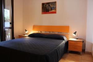 阿謝亞的住宿－Villa delle Sirene，一间卧室配有一张大床和两盏灯。