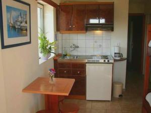 A kitchen or kitchenette at Apartmenthotel Sithon