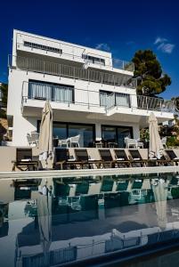 Bazén v ubytovaní Villa Colomba a luxury villa in Brela, seafront alebo v jeho blízkosti