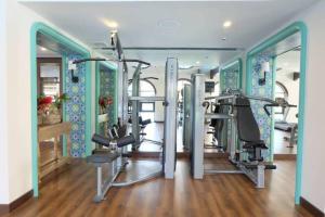 Fitness centrum a/nebo fitness zařízení v ubytování Hua Hin La Casita modern room in city centre