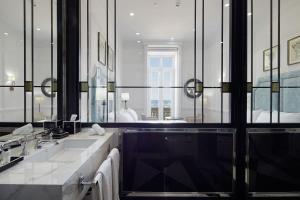 a bathroom with two sinks and a large mirror at Hotel Boutique Villa Favorita in San Sebastián