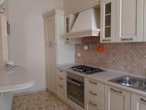A kitchen or kitchenette at APPARTAMENTO CASA MARCO