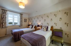 Un pat sau paturi într-o cameră la Elterwater Park Farmhouse Bed and Breakfast