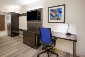 En TV eller et underholdningssystem på Holiday Inn Express & Suites Troy, an IHG Hotel