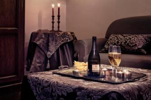 una mesa con una botella de vino y una copa en Porta da mar, en Venecia