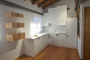 una cocina con armarios blancos y una ventana en Arriaga 2, en Marquina