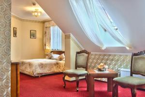 Postel nebo postele na pokoji v ubytování Hotel - Dworek Tryumf