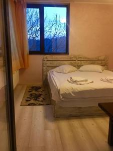 Ein Bett oder Betten in einem Zimmer der Unterkunft Pensiunea Lostrita