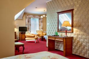 Pokój hotelowy z łóżkiem i lustrem w obiekcie Hotel - Dworek Tryumf w mieście Księżyno