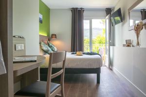 Postel nebo postele na pokoji v ubytování Hôtel du Pont
