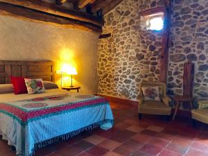 Łóżko lub łóżka w pokoju w obiekcie Casona de Saltus, espectacular casona en Sotosalbos,10min de Segovia