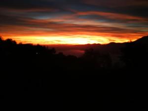 サン・ゼーノ・ディ・モンターニャにあるHotel San Remoの夕日の山中