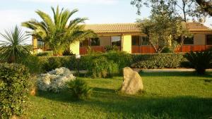a house with a garden in front of it at Agriturismo Isidoro in Fertilia