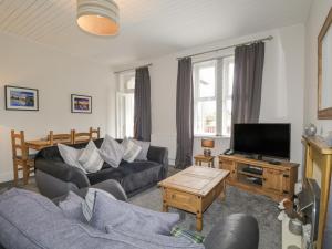 TV a/nebo společenská místnost v ubytování Blantyre Cottage