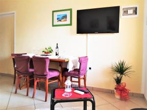TV a/nebo společenská místnost v ubytování Apartments Davor