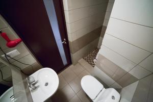 Un baño pequeño con inodoro y lavabo. en Апартаменти на площі Митній, en Leópolis