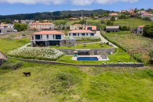 une vue aérienne d'une maison sur une colline dans l'établissement OurMadeira - Quinta Inácia, countryside escape, à Calheta