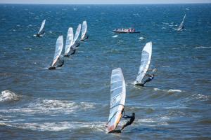 ニエホジェにあるWindmill vacation home in Ledzin near Baltic Seaの海上ウインドサーフィンの集団