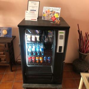 una máquina de refrescos negro con bebidas en una habitación en Hospedería Luis de Góngora, en Córdoba