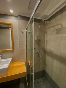 Koupelna v ubytování Mirini Hotel