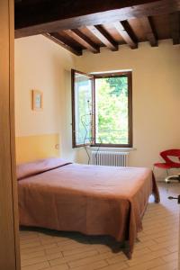 Schlafzimmer mit einem Bett und einem Fenster in der Unterkunft La casa di Alice in Mantua