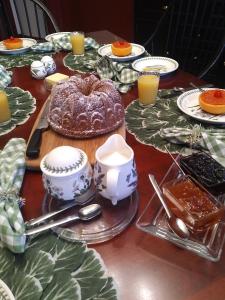 einen Tisch mit Kuchen und Geschirr drauf in der Unterkunft Bailey House Bed and Breakfast in Annapolis Royal