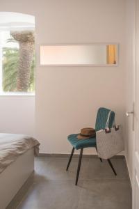 sypialnia z krzesłem obok łóżka w obiekcie Apartmani Stones Sutivan I w mieście Sutivan