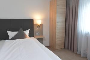 Postel nebo postele na pokoji v ubytování Hotel Krone