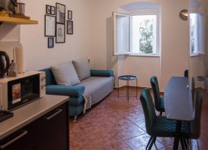 a living room with a couch and a table at Apartmani Stones Sutivan I in Sutivan