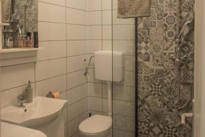 W łazience znajduje się toaleta, umywalka i prysznic. w obiekcie Apartmani Stones Sutivan I w mieście Sutivan