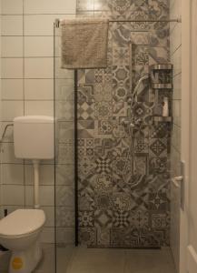 a bathroom with a toilet and a shower at Apartmani Stones Sutivan I in Sutivan