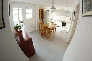 cocina y comedor con mesa y sillas en apartemento ideal familia y grupo climatisacion playa poblaA, en Valencia