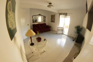 瓦倫西亞的住宿－apartemento ideal familia y grupo climatisacion playa poblaA，客厅配有沙发和桌子
