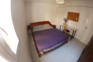 Habitación pequeña con cama y escritorio. en apartemento ideal familia y grupo climatisacion playa poblaA, en Valencia