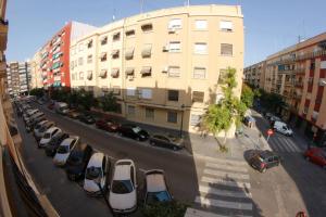 un estacionamiento con autos estacionados frente a un edificio en apartemento ideal familia y grupo climatisacion playa poblaA, en Valencia