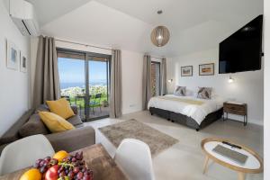 un salon avec un lit et un canapé dans l'établissement OurMadeira - Quinta Inácia, countryside escape, à Calheta 53 autres photos