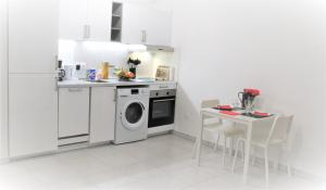 cocina con lavadora y mesa en Appartement tout équipé, cosy (1 station de Paris) en Saint-Denis