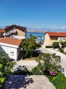 arial view of a town with houses and the water at Apartmani Darija in Vir