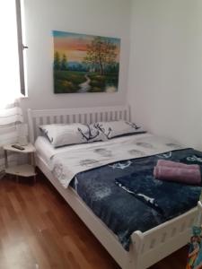 Ce lit se trouve dans une chambre ornée d'une peinture murale. dans l'établissement Sea View Apartment Sunrise Poljica & Blue Lagoon Rent A Boat, à Poljica