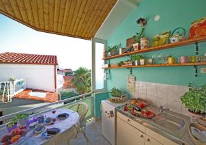 cocina con mesa, fregadero y ventana en Roso, en Gradac
